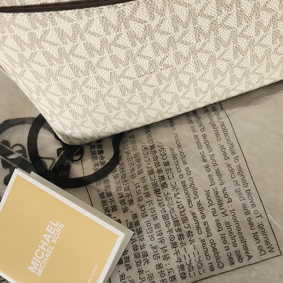 Michael Kors Jet Set Logo Crossbody Bag in Vanilla/Acorn - Picture 7 of 8